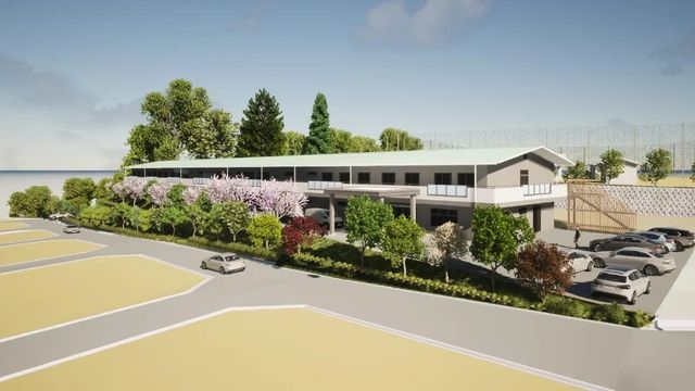 庭木に囲まれた建物外観  