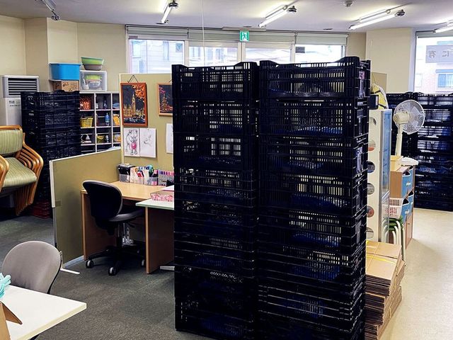 作業机のある多目的室 多目的室   仕切りで区切られた作業スペースがあり、机や椅子を使った活動がしやすい空間です。収納棚や掲示物も見え、準備や整理もしやすそうです。