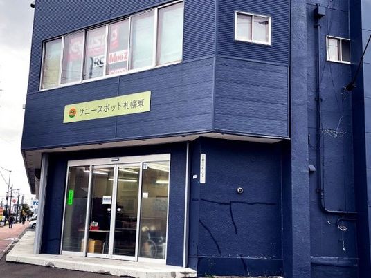 青い外壁の建物