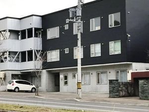 モダンな外観の建物