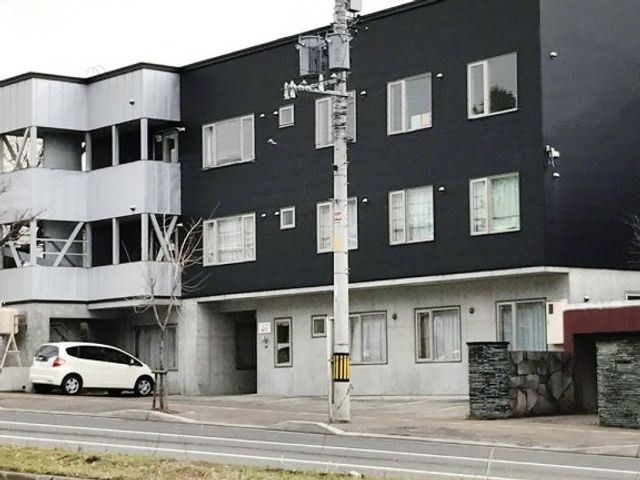建物外観 外観   落ち着いた色合いの外壁が印象的な建物です。道路に面しており、出入りしやすい雰囲気が伝わります。