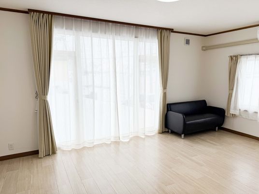 明るい光が差し込む居室