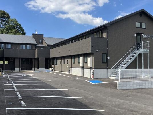 建物外観と駐車場  