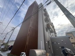 現代的で高層な建物外観