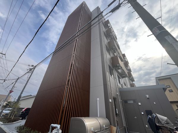 現代的で高層な建物外観