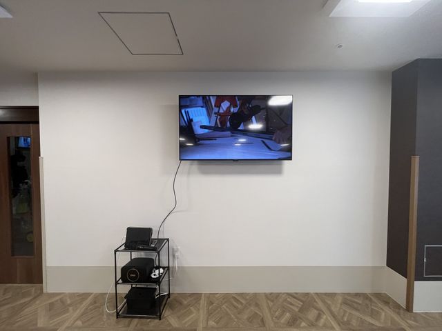 テレビが設置された壁