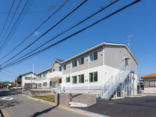 白い建物の外観
