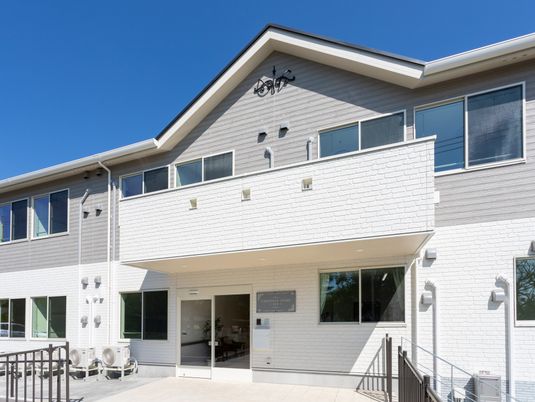 明るい建物外観