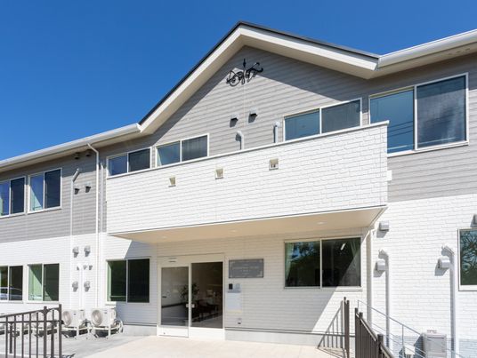 明るい建物外観
