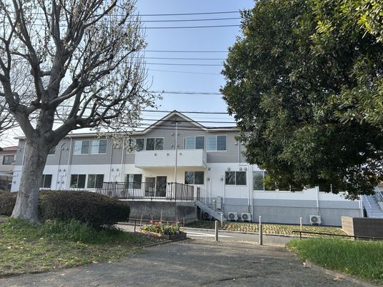 木々に囲まれた建物外観