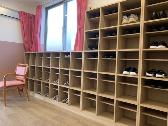 明るい靴箱のある部屋