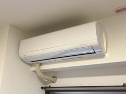 白い空調機器の室内