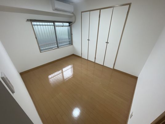 光が差し込む居室