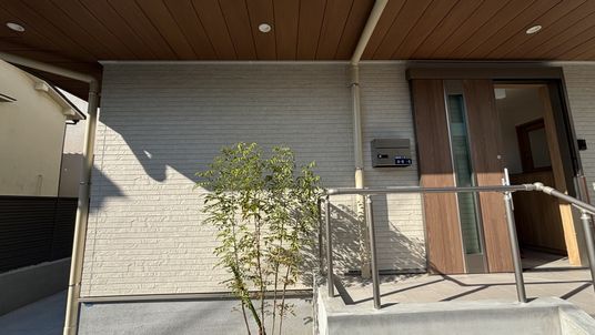 明るい外観の玄関