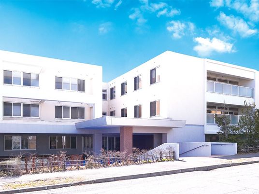 白い建物の外観  
