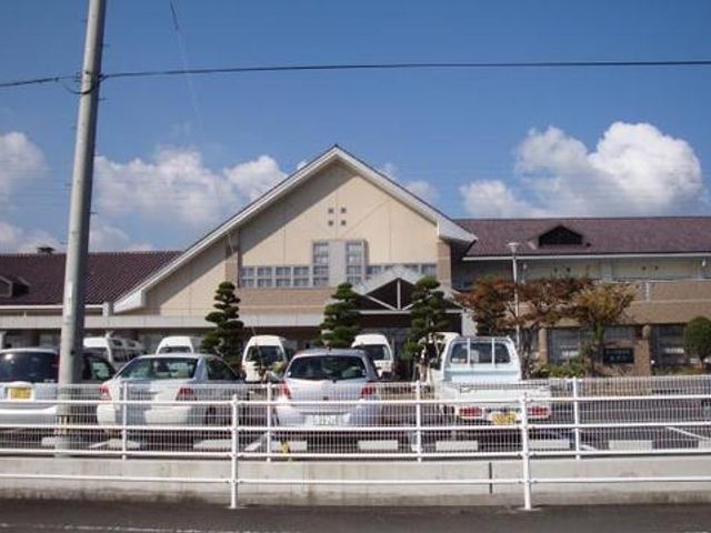 広々とした外観 外観 清潔感のある建物で、駐車スペースも広々としております。安心してお過ごしいただける環境です。
