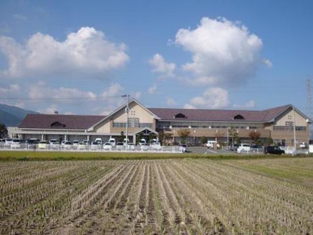 ゆったりとした外観 外観 広々とした田園に囲まれ、穏やかな雰囲気の建物です。窓が多く、明るい印象を受けます。