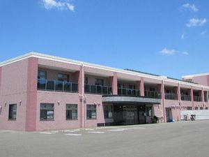 ピンク外壁の建物外観  