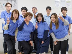 笑顔のスタッフ集合  