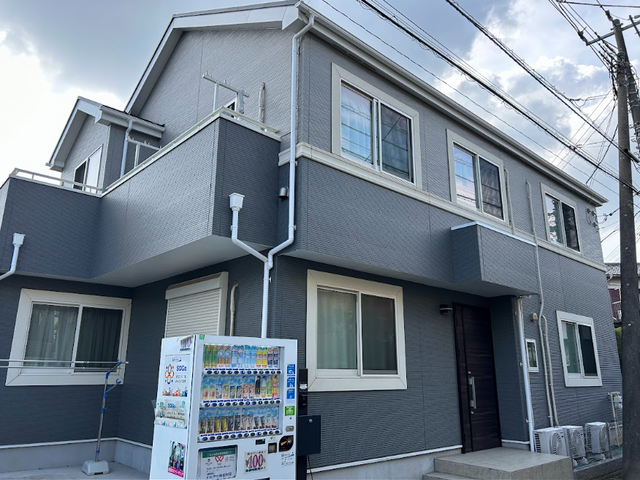 静かな住宅の外観 外観 日当たりの良い住宅で、周囲は穏やかな環境に見えます。静かに過ごすのに適した場所です。