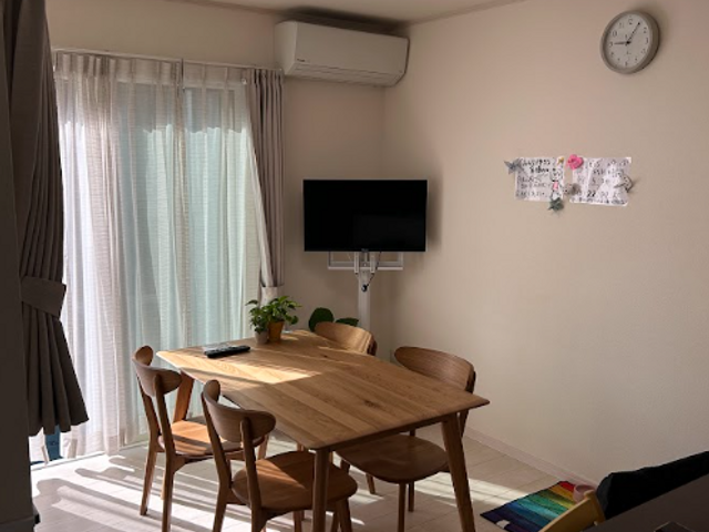 窓から光の入る居室 居室 窓から自然光が差し込み、明るく居心地の良い空間です。ダイニングテーブルでゆったり過ごせます。