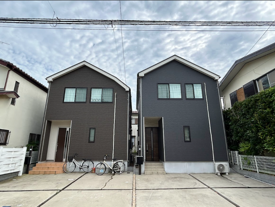 2つの落ち着いた外観の住宅