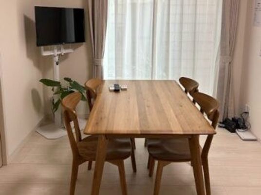 ダイニングの木製テーブル  