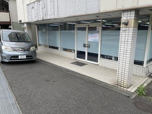 施設の出入口前  