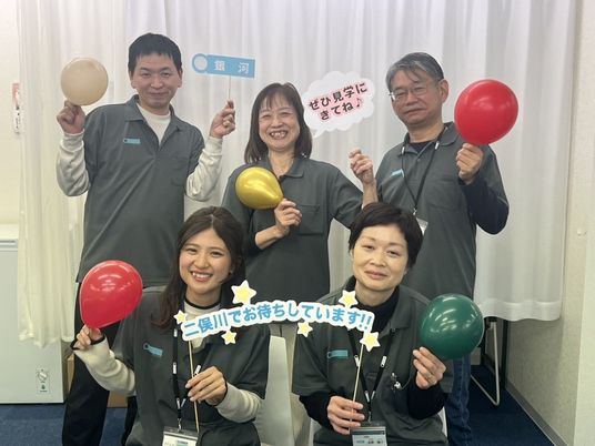 笑顔のスタッフ集合の休憩室