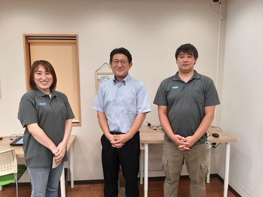 スタッフ3名が並ぶ部屋  