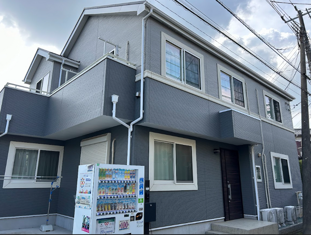 自販機前の建物 外観 自動販売機のある建物の前は、清潔で落ち着いた印象を与える場所です。