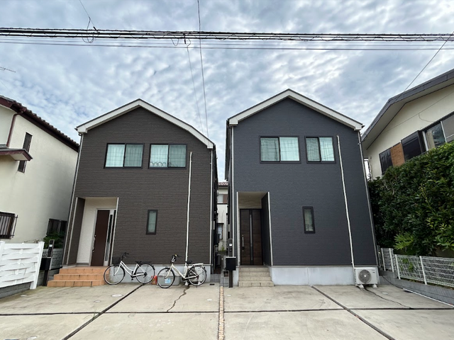 玄関前の外観 外観 二つの住居が並び、各々の玄関があり、アプローチが整備されています。