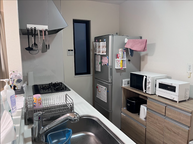 調理器具が揃うキッチン キッチン 調理器具や家電が整っており、効率よく作業ができるキッチンです。心地よい環境で調理が楽しめます。