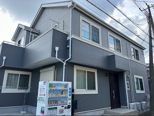 青い外観の建物