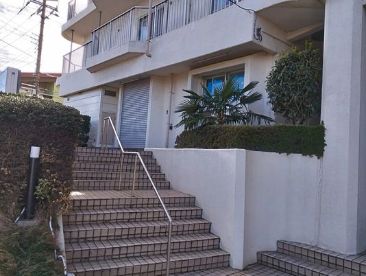 外階段のある建物外観  