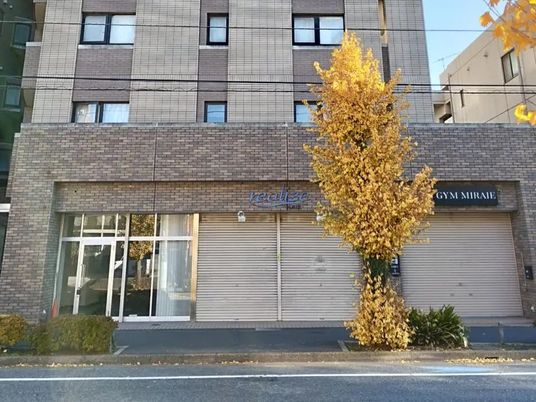 施設外観の正面入口  