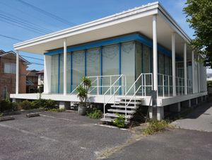 明るいガラス張りの外観  