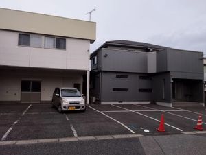 駐車場付きの外観  