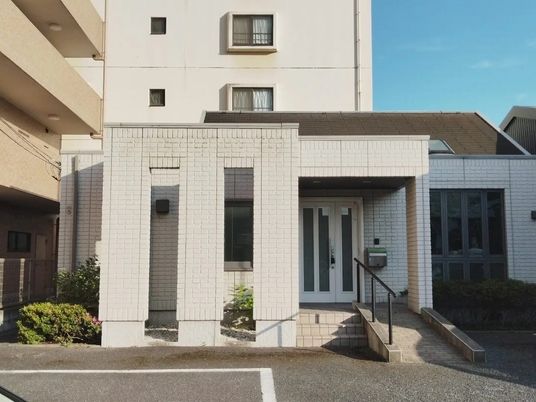施設の正面外観  
