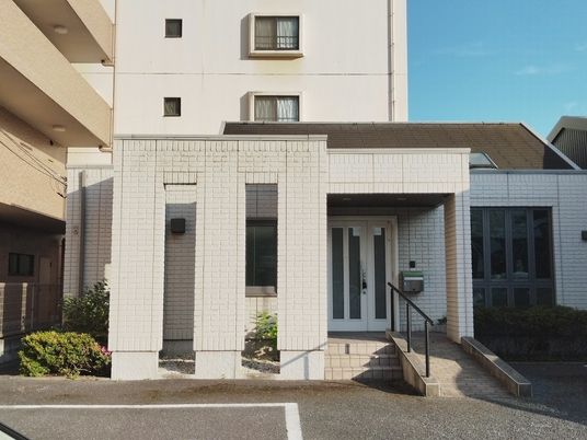 施設のエントランス外観  