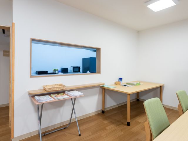 落ち着いた部屋の内観 内観 広々としたスペースが確保され、すっきりとした空間で落ち着いて過ごせます。
