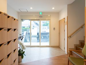 外の光が差し込むエントランス