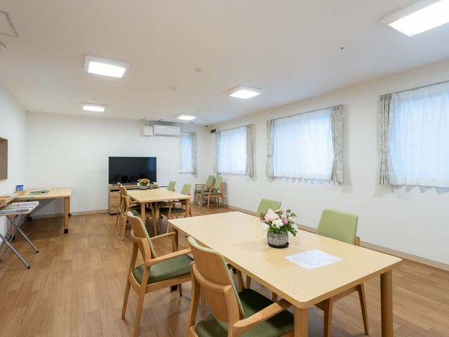 自然光が入る部屋 ラウンジ 窓から自然光が差し込み、明るく落ち着いた雰囲気のラウンジです。快適な空間でゆったりと過ごせます。