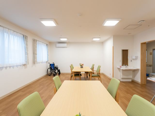 自然光が入る部屋 ダイニングルーム 広々とした明るい空間のダイニングルームです。車椅子利用者にも優しい設計です。