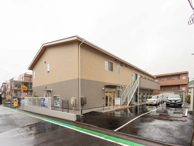 駐車場付きの建物外観