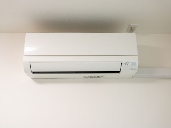 白い壁のエアコン