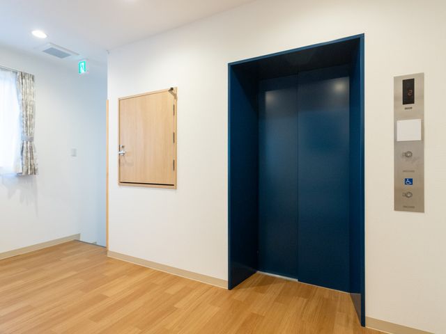 木目調の廊下 廊下 明るい木目調の廊下です。快適に移動できる広さが特徴です。