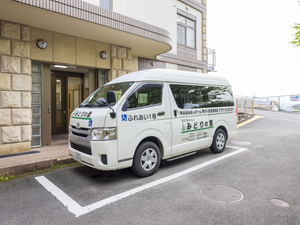 送迎車と建物外観  