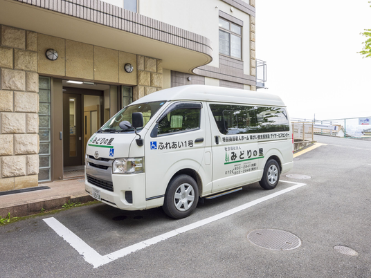 送迎車と建物外観  