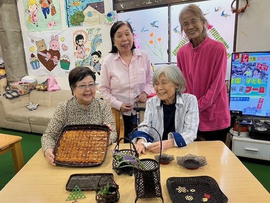 手芸作品を楽しむ笑顔